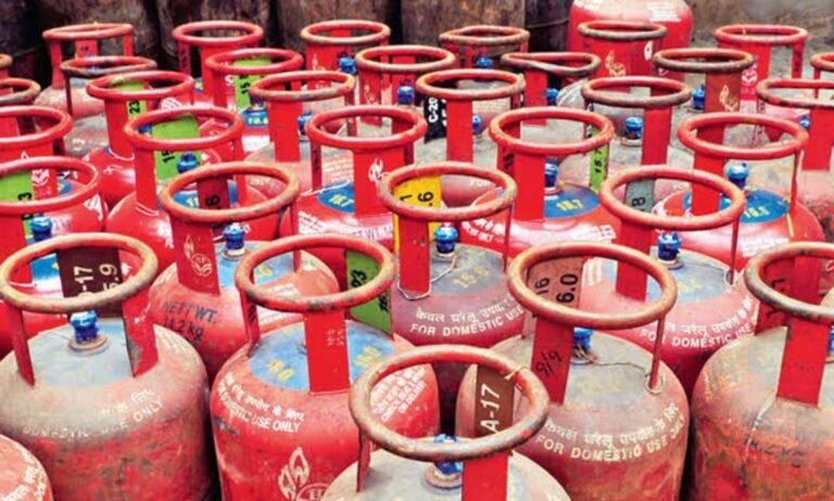 रसोई गैस के दाम बढ़े, आमजन में आक्रोश।