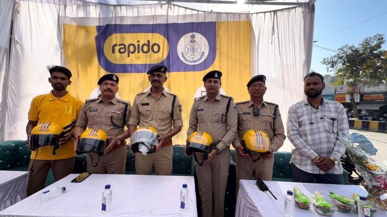 यातायात जागरूकता हेतु रैपिडो कंपनी द्वारा ट्रैफिक पुलिस रतलाम को 100 हेलमेट प्रदाय, चौपाटी पर आयोजित हुआ ट्रैफिक अवेयरनेस कार्यक्रम।