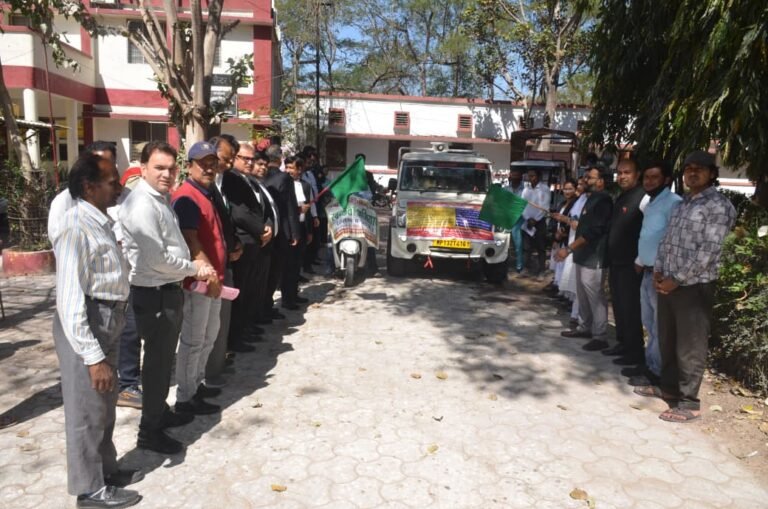 आगामी 14 मार्च 2026 को आयोजित नेशनल लोक अदालत की सफलता हेतु जिला न्यायालय से प्रचार-प्रसार वाहन को हरी झंडी दिखा रवाना किया।