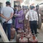 आपदा मे अवसर तलाश करना पड़ा महगा सिलेंडर की जमाखोरी पर प्रशासन का चला डंडा।           दो जगहों पर मिले 12 सिलेंडर।