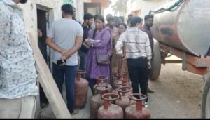 आपदा मे अवसर तलाश करना पड़ा महगा सिलेंडर की जमाखोरी पर प्रशासन का चला डंडा।           दो जगहों पर मिले 12 सिलेंडर।