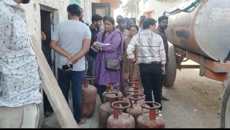 आपदा मे अवसर तलाश करना पड़ा महगा सिलेंडर की जमाखोरी पर प्रशासन का चला डंडा।           दो जगहों पर मिले 12 सिलेंडर।