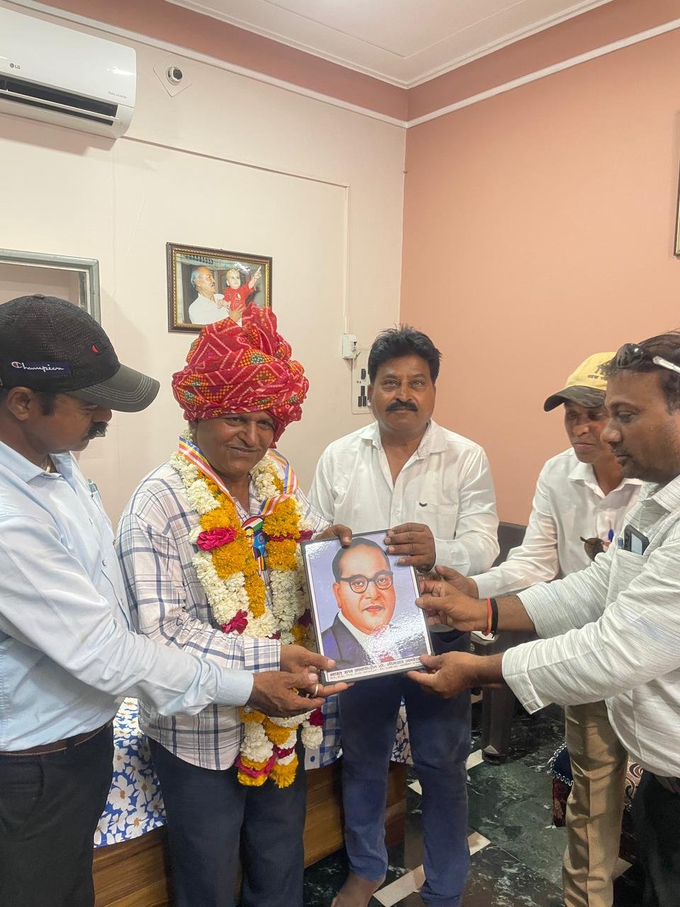 यादव की सेवानिवृत्ति पर अजाक्स ने किया सम्मान।