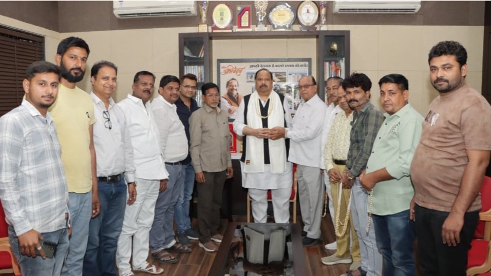 आरडीए को 25 करोड़ ऋण स्वीकृत होने पर ट्रांसपोर्ट व्यवसायियों ने कैबिनेट मंत्री चेतन्य काश्यप को दिया धन्यवाद ।