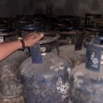 धराड़ नई कॉलोनी स्थित एक पोल्ट्री फार्म से 64 व्यावसायिक खाली गैस सिलेंडर जब्त।