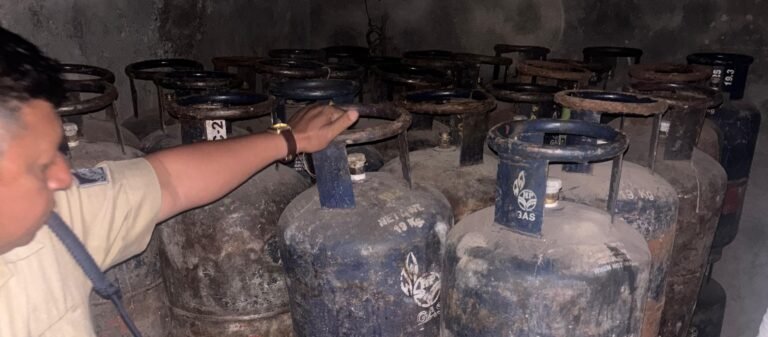 धराड़ नई कॉलोनी स्थित एक पोल्ट्री फार्म से 64 व्यावसायिक खाली गैस सिलेंडर जब्त।