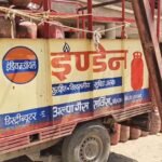 आपदा में अवसर तलाश रहे गेस कंपनी के कर्मचारी को अधिकारियों ने घरेलू गैस टंकी को 2 हजार में ब्लैक से बेचते हुए पकड़ा ।