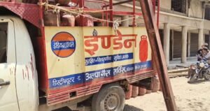 आपदा में अवसर तलाश रहे गेस कंपनी के कर्मचारी को अधिकारियों ने घरेलू गैस टंकी को 2 हजार में ब्लैक से बेचते हुए पकड़ा ।