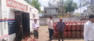 राजस्व अधिकारियों द्वारा गैस गोदाम एवं होटलों का किया गया निरीक्षण।