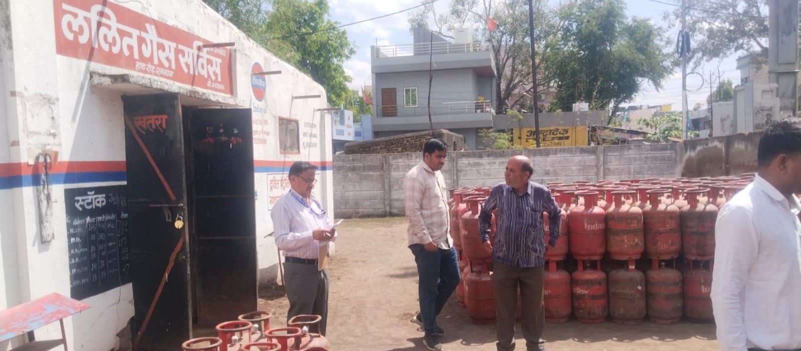 राजस्व अधिकारियों द्वारा गैस गोदाम एवं होटलों का किया गया निरीक्षण।
