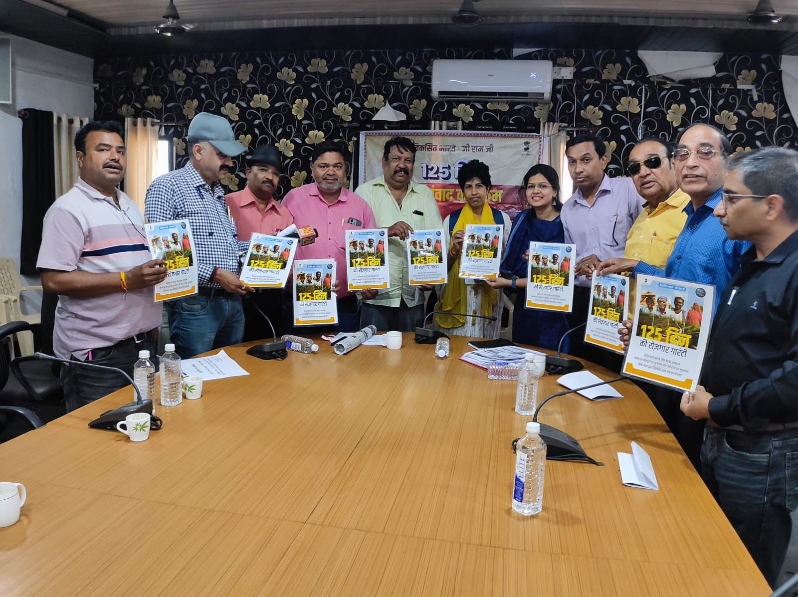 जिला पंचायत सभाकक्ष में            VB-G RAM G  अधिनियम 2025 पर मीडिया संवाद कार्यक्रम आयोजित।