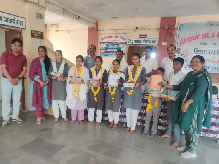 एकीकृत शासकीय नित्यानंद उच्चतर माध्यमिक विद्यालय धोसवास में प्रवेश उत्सव मनाया।