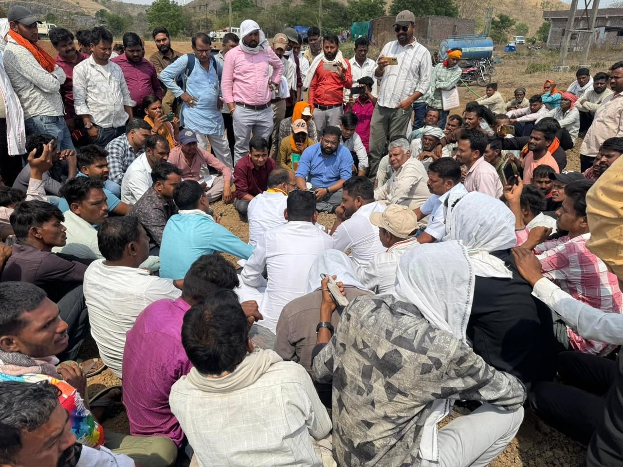 जमीन नहीं देंगे” के नारे गूंजे: पलसोड़ी में निर्माणाधीन मेगा इंडस्ट्रियल पार्क निवेश क्षेत्र के खिलाफ प्रभावितों के साथ विधायक डोडियार।