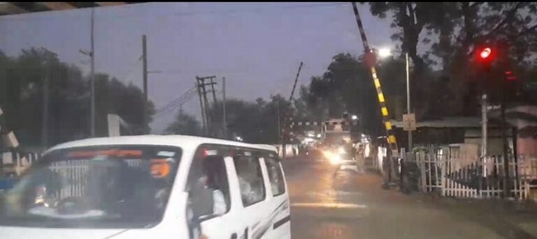 रेल्वे फाटक नंबर 21 पर ओवर ब्रिज बनाने को लेकर आज से होगा आंदोलन आलोट विक्रमगढ़ रहेगा आज बंद