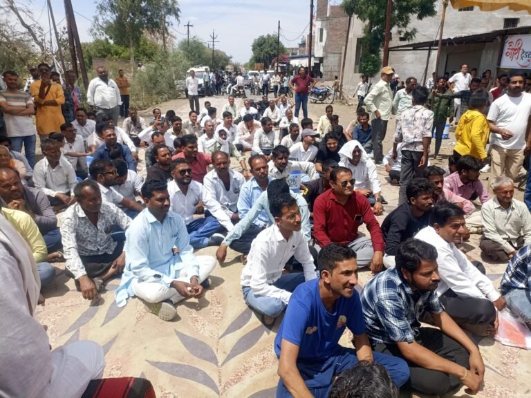 विक्रमगढ़ गेट नंबर 21 पर ओवरब्रिज बनाने की मांग को लेकर नगर बंद कर दिया धरना।