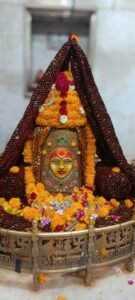 भोले के श्रंगार क़ो निहारने देर रात तक आते हैं भक्त                                   आकर्षक श्रंगार बना भक्तो के लिए आकर्षण का केंद्र ।