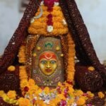 भोले के श्रंगार क़ो निहारने देर रात तक आते हैं भक्त                                   आकर्षक श्रंगार बना भक्तो के लिए आकर्षण का केंद्र ।