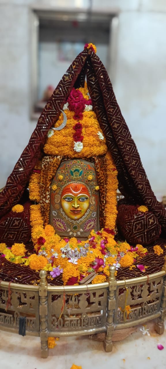 भोले के श्रंगार क़ो निहारने देर रात तक आते हैं भक्त                                   आकर्षक श्रंगार बना भक्तो के लिए आकर्षण का केंद्र ।