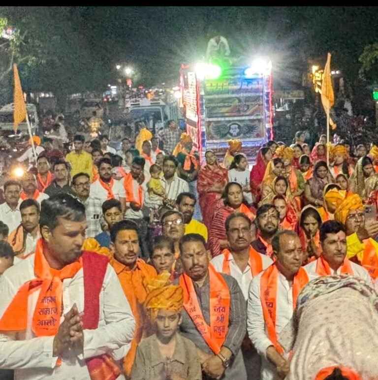 भगवान परशुराम जन्मोत्सव पर उमड़ा जनसैलाब: फायर शो और गंगा आरती की तर्ज पर हुई महाआरती