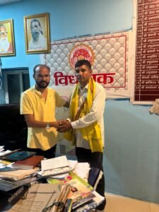 सैलाना में सियासी भूचाल: कांग्रेस से निष्कासन की कार्रवाई के बीच घोड़ाखेड़ा कांग्रेसी सरपंच बाप पार्टी में शामिल, डोडियार की बढ़ती पकड़….