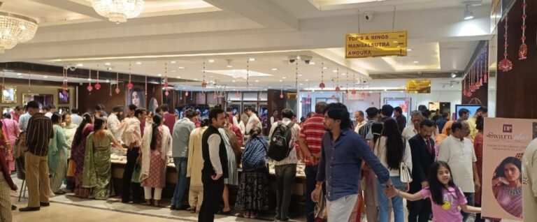 अक्षय तृतीया पर ग्राहकों ने डी.पी.ज्वेलर्स से समृद्धि का किया हर्षपूर्ण स्वागत।