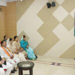 प्रधानमंत्री जी के राष्ट्र को संबोधन का सीधा प्रसारण नारी शक्ति ने कैबिनेट मंत्री चेतन्य काश्यप के साथ देखा-सुना।