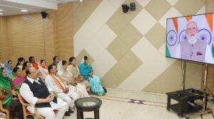 प्रधानमंत्री जी के राष्ट्र को संबोधन का सीधा प्रसारण नारी शक्ति ने कैबिनेट मंत्री चेतन्य काश्यप के साथ देखा-सुना।