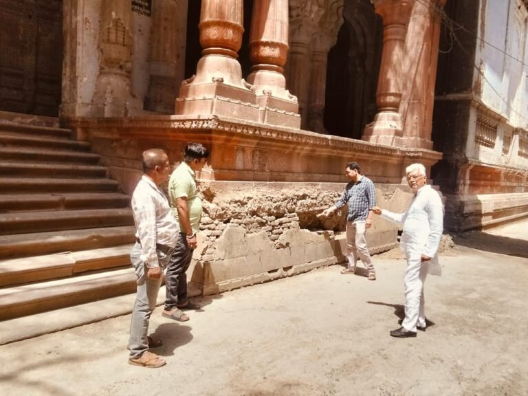 राजमहल के संरक्षण हेतु प्रशासन कार्यवाही करें राजमहल की गंभीर जर्जरावस्था से जिलाधीश को अवगत कराया।