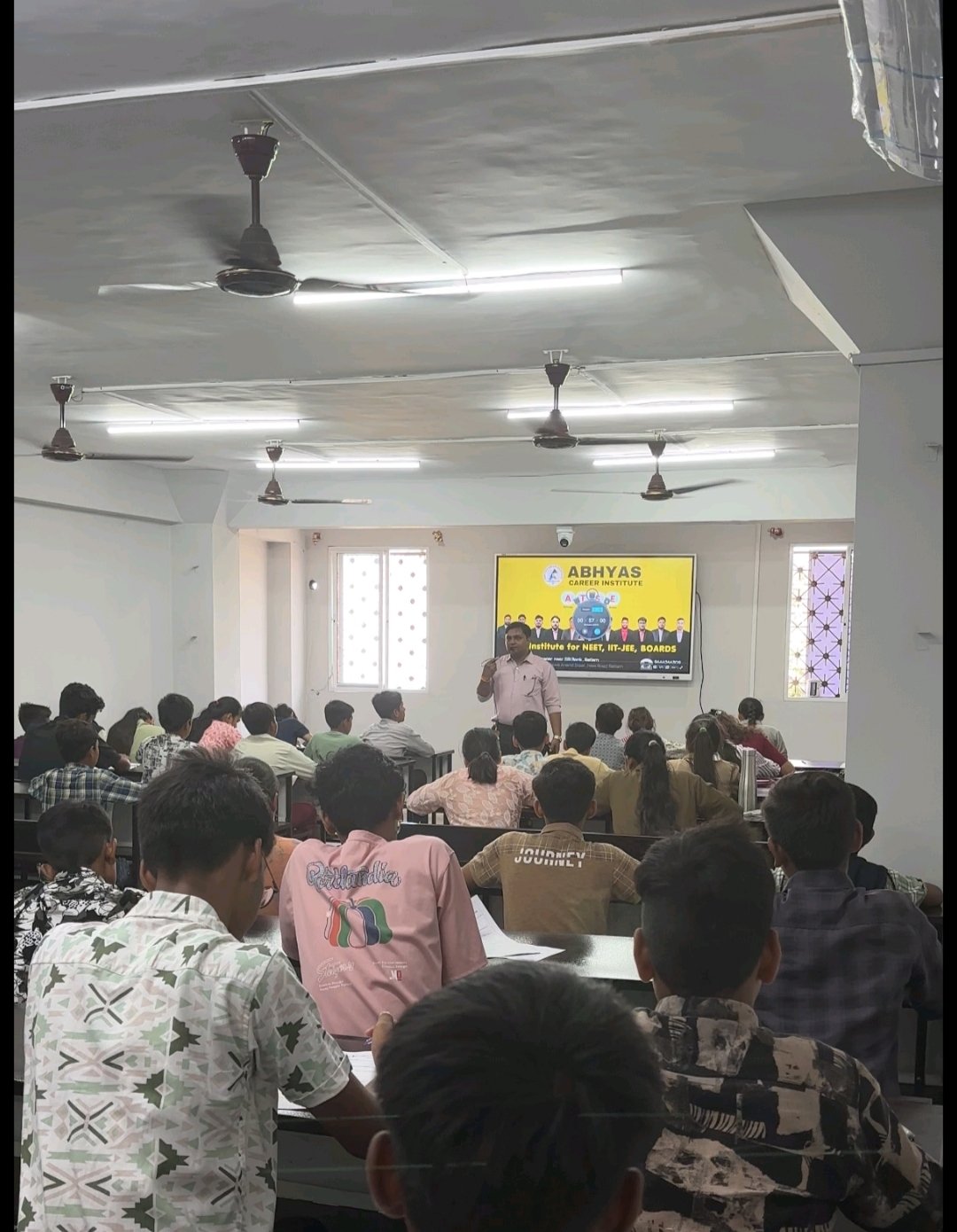 रतलाम में ‘अभ्यास प्रतिभा खोज परीक्षा’ का उत्साह, 500 से अधिक विद्यार्थियों ने भाग लिया, प्रतियोगी भावना जागृत करने की पहल ।
