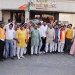 विधायक जनसंपर्क कार्यालय पर चुनाव नतीजे देखकर जश्न में झूमें भाजपा कार्यकर्ता