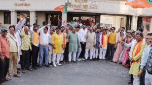 विधायक जनसंपर्क कार्यालय पर चुनाव नतीजे देखकर जश्न में झूमें भाजपा कार्यकर्ता