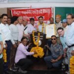 महाप्रबंधक दक्षता शील्ड प्राप्त होने पर अभिनंदन पत्र के साथ सम्मानित किया।