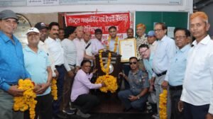 महाप्रबंधक दक्षता शील्ड प्राप्त होने पर अभिनंदन पत्र के साथ सम्मानित किया।