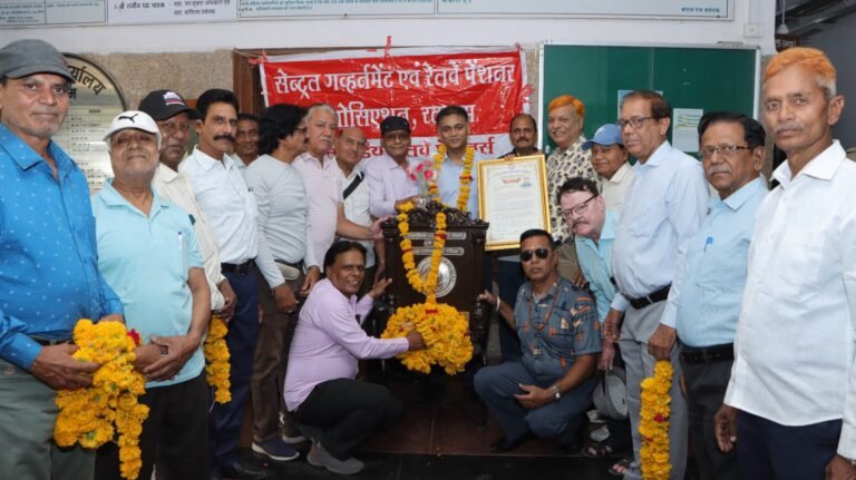 महाप्रबंधक दक्षता शील्ड प्राप्त होने पर अभिनंदन पत्र के साथ सम्मानित किया।
