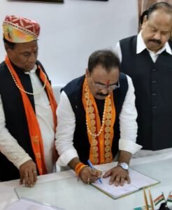 पद ग्रहण से पूर्व प्रवीण सोनी ने गौ माता की सेवा कर लिया आशीर्वाद, कालिका माता मंदिर में की पूजा-अर्चना