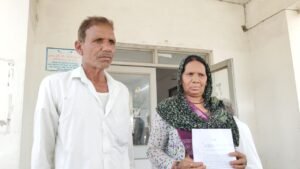 प्रशासनिक लापरवाही: जीवित महिला को कागजों में मार डाला, अब न्याय के लिए कलेक्टर के द्वार पहुंची पीड़िता