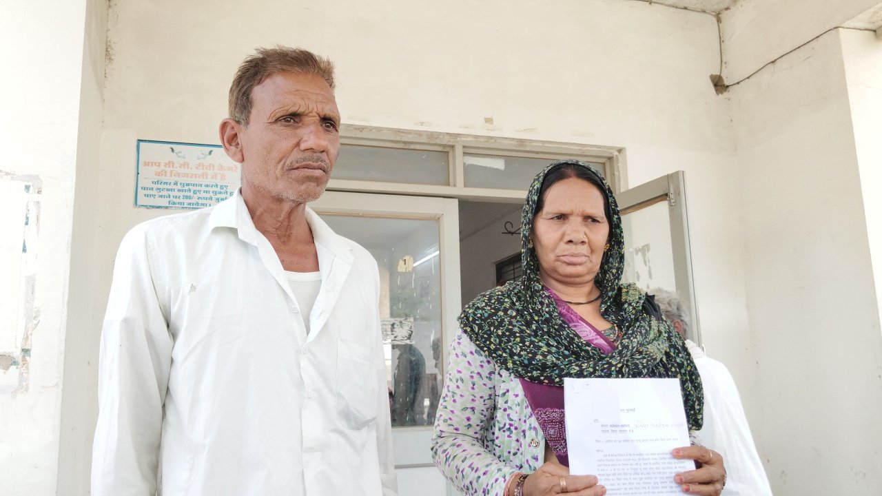 प्रशासनिक लापरवाही: जीवित महिला को कागजों में मार डाला, अब न्याय के लिए कलेक्टर के द्वार पहुंची पीड़िता