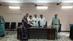 जनपद पंचायत रतलाम मे नवविवाहितों को रतलाम ग्रामीण विधायक द्वारा चेक वितरित किए गए।