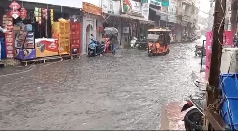 रतलाम में मानसून की पहली जोरदार बारिश, उमस और भीषण गर्मी से मिली राहत