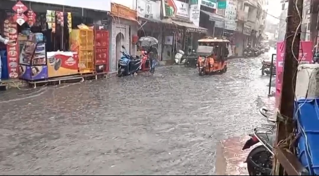 रतलाम में मानसून की पहली जोरदार बारिश, उमस और भीषण गर्मी से मिली राहत