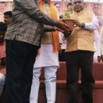पर्यावरण दिवस पर प्रदेश अध्यक्ष को भेंट किया पूर्व महापौर एवं इंदौर ग्रामीण के प्रभारी शैलेंद्र डागा ने तुलसी का पौधा।