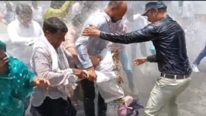 राज्यसभा चुनाव निरस्त होने पर आक्रोश: NSUI ने फूंका चुनाव आयोग का पुतला, भाजपा कार्यालय में घुसने की कोशिश, पुलिस से झड़प