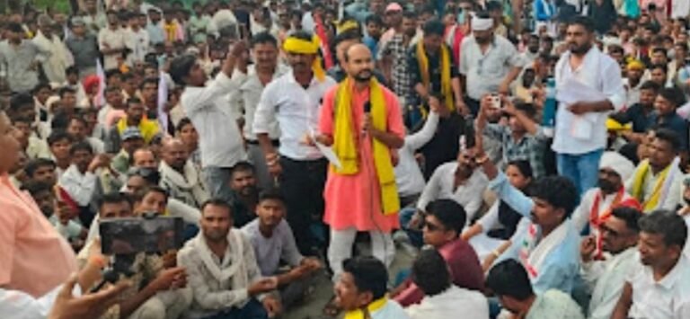 कलेक्ट्रेट पर ‘बाप’ विधायक का बड़ा शक्ति प्रदर्शन: बैरिकेड्स तोड़कर पहुंचे सैकड़ों आदिवासी, 48 सूत्रीय मांगों को लेकर घेरा