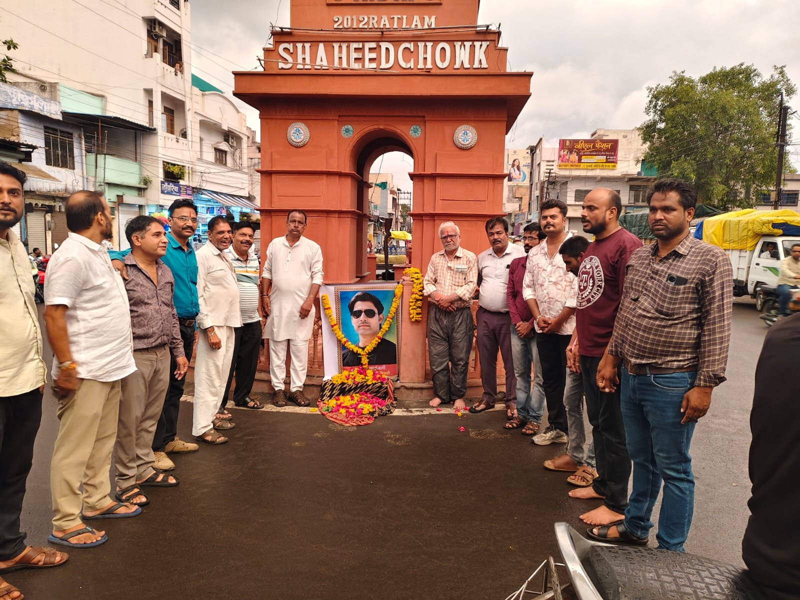 परशुराम युवा संघ ने शहीद चौक पर सामाजिक कार्यकर्ता स्व. भारत भूषण तिवारी को दी भावभीनी श्रद्धांजलि।