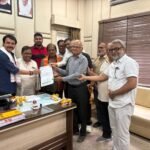 महापौर प्रहलाद पटेल की पहल रंग लाई- शेल्टर हाउस हेतु नगर निगम को ग्राम धामनोद में भूमि उपलब्ध।महापौर प्रहलाद पटेल की उपस्थित में अध्यक्ष वासुदेव गुरबानी और स्वास्थ अधिकारी द्वारा किया गया अनुबंध पत्र सम्पादित ।