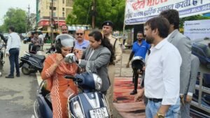 सड़क सुरक्षा की अनोखी मिसाल: पटेल मोटर्स और यातायात पुलिस ने बांटे 150 से अधिक नि:शुल्क हेलमेट