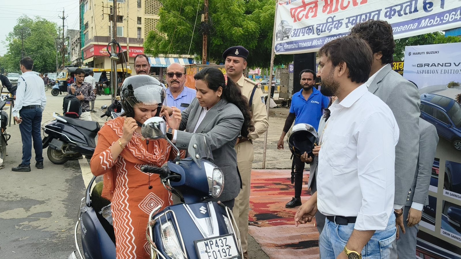 सड़क सुरक्षा की अनोखी मिसाल: पटेल मोटर्स और यातायात पुलिस ने बांटे 150 से अधिक नि:शुल्क हेलमेट