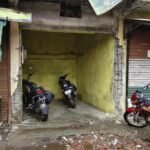 मौत के मुहाने पर 15 दुकानें ! छज्जा गिरा, बड़ा हादसा टला… फिर भी प्रशासन खामोश