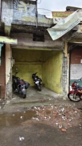 मौत के मुहाने पर 15 दुकानें ! छज्जा गिरा, बड़ा हादसा टला… फिर भी प्रशासन खामोश