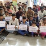 कीचड़ और खराब रास्ते से परेशान ग्रामीणों ने बच्चों संग कलेक्ट्रेट में किया प्रदर्शन, सौंपा ज्ञापन